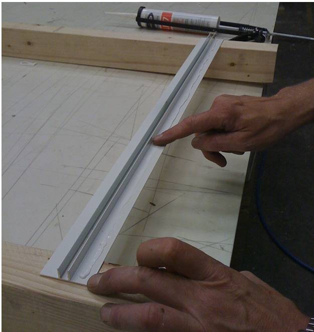 Removal of excess silicone from munting bar glazing connector