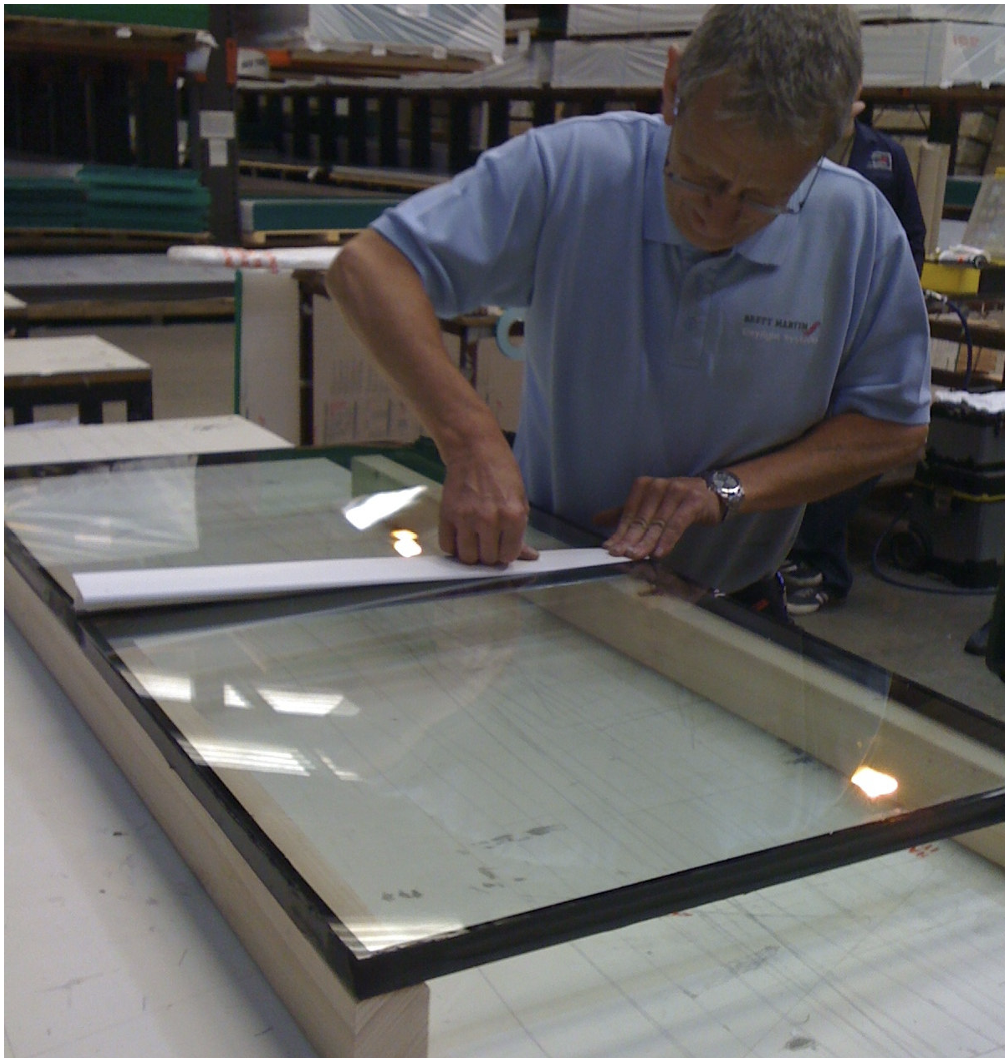 PVC connector cap of munting bar engages into the channels of the aluminium glazing connector